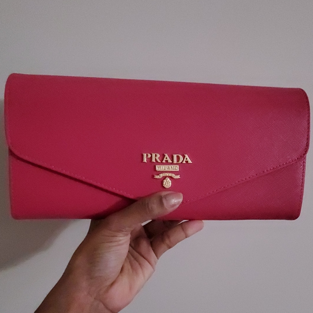 Prada purse . - Picture 4 of 7